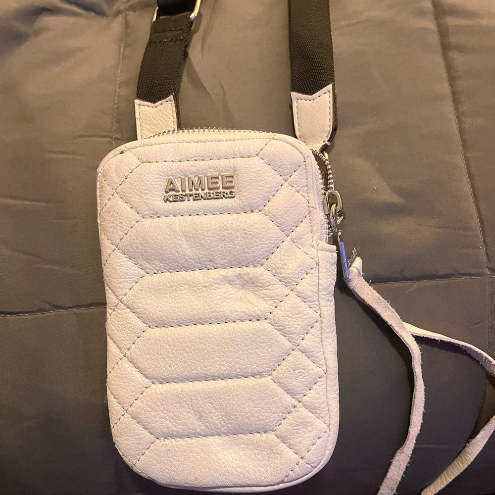 Adjustable sporty crossbody purse great for traveling, or on the go.
